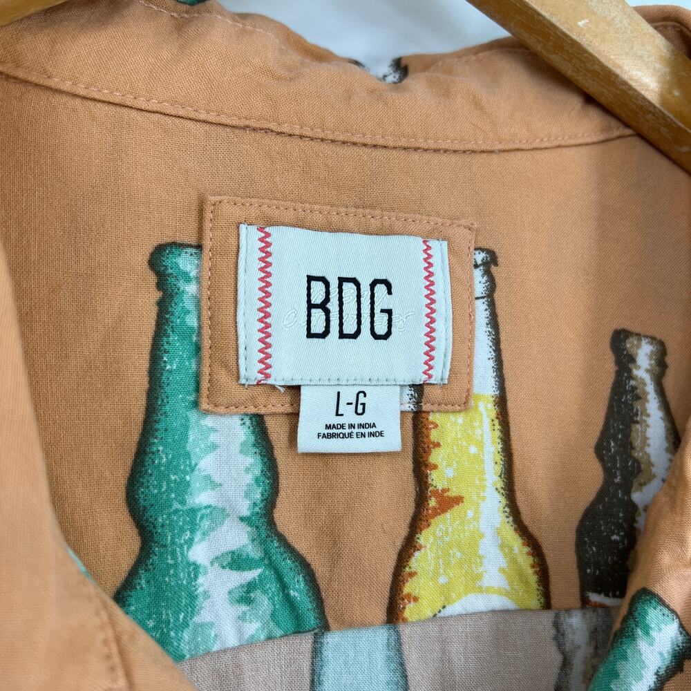 BDG Urban Outfitters Beer Bottle Novelty Print Button Down Shirt Size Large - Picture 4 of 6